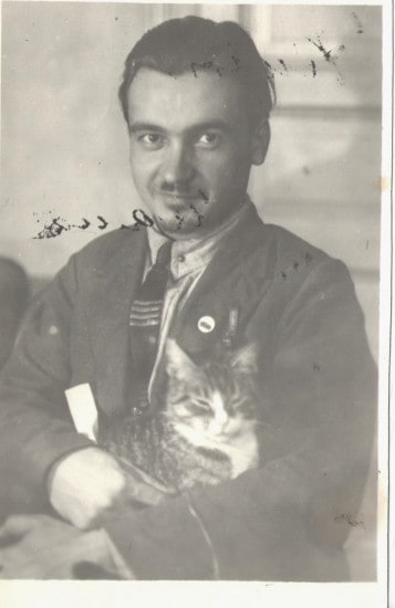 Александр Кирович Котиков с котом Мишкой, 1940-е годы. 