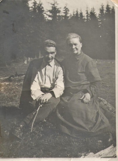 Александр Кирович Котиков с матерью Натальей Митрофановной, урождённой Щербаковой, 1928 год