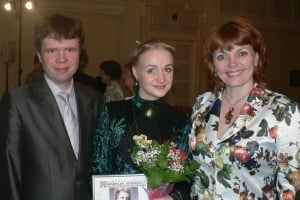 Валентина Моисеева (в центре) с членом жюри Ольгой Сосновской и пианистом Матвеем Бакалиным