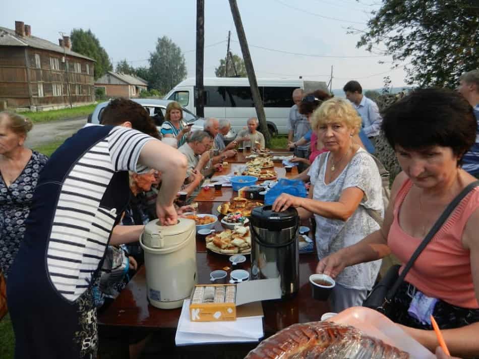 Праздничное чаепитие на лоне природы