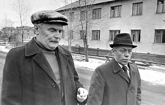 Писатель Дмитрий Гусаров (слева) и Юрий Петрович Власов в Муезерском. 1982 год