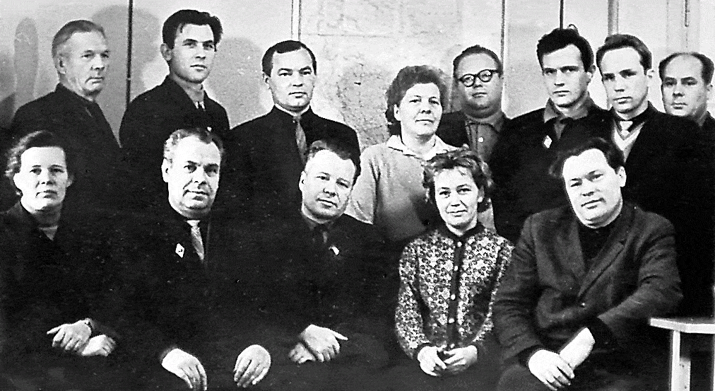 Василий Кузьмин и Тамара Тишинина ( сидят крайние справа) с работниками обкомов КПСС и ВЛКСМ
