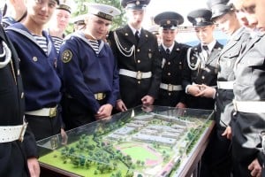 Петрозаводские кадеты у макета будущего училища