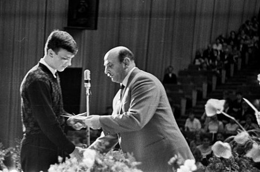 Директор школы №9 Исаак Самойлович Фрадков вручает аттестаты зрелости выпускникам. 1967 год