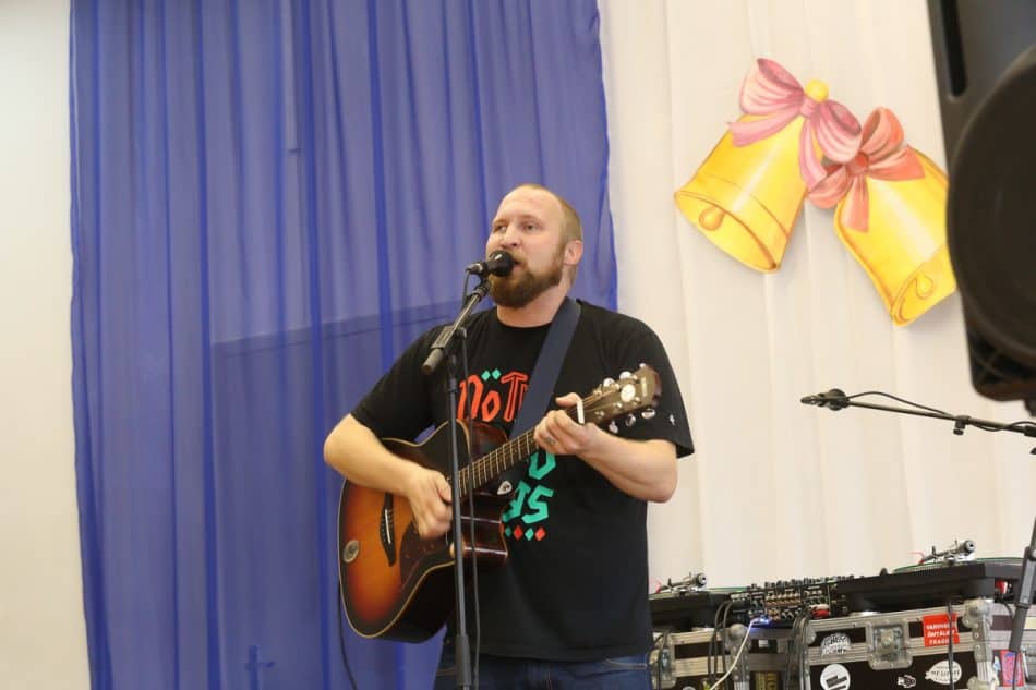 Репер Paleface выступает в Финно-угорской школе Петрозаводска 