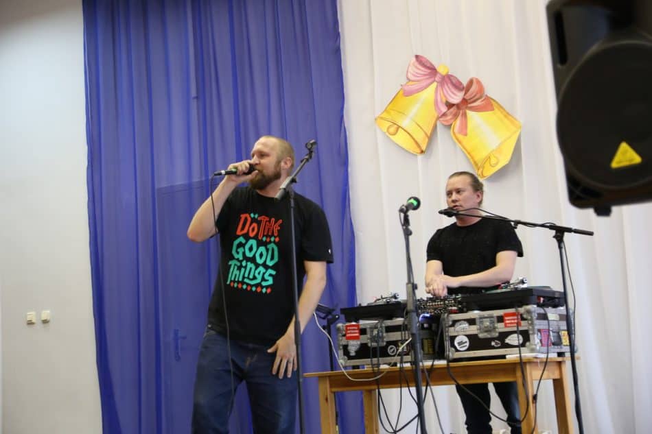 Репер Paleface выступает в Финно-угорской школе Петрозаводска 