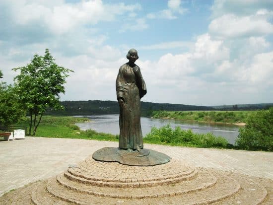 Памятник Марине Цветаевой в Тарусе