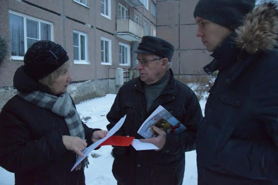 Любовь Нифантьева передает документы родственникам Андрея Власовича Распутина