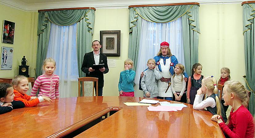 Гостей вернисажа приветствуют заместитель директора Национального музея Денис Кузнецов и Паккайне