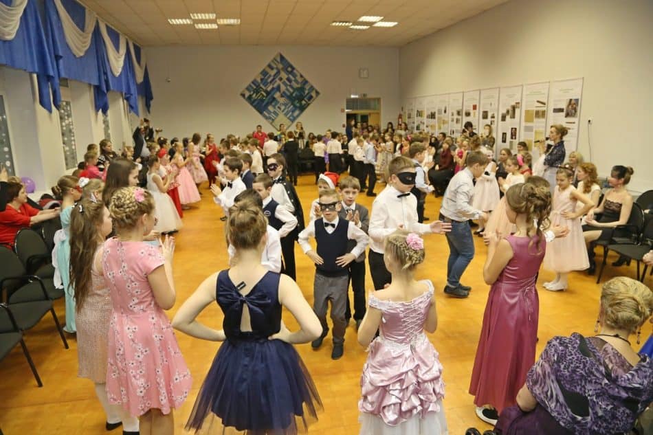 Новогодний бал в Финно-угорской школе. Фото Владимира Ларионова