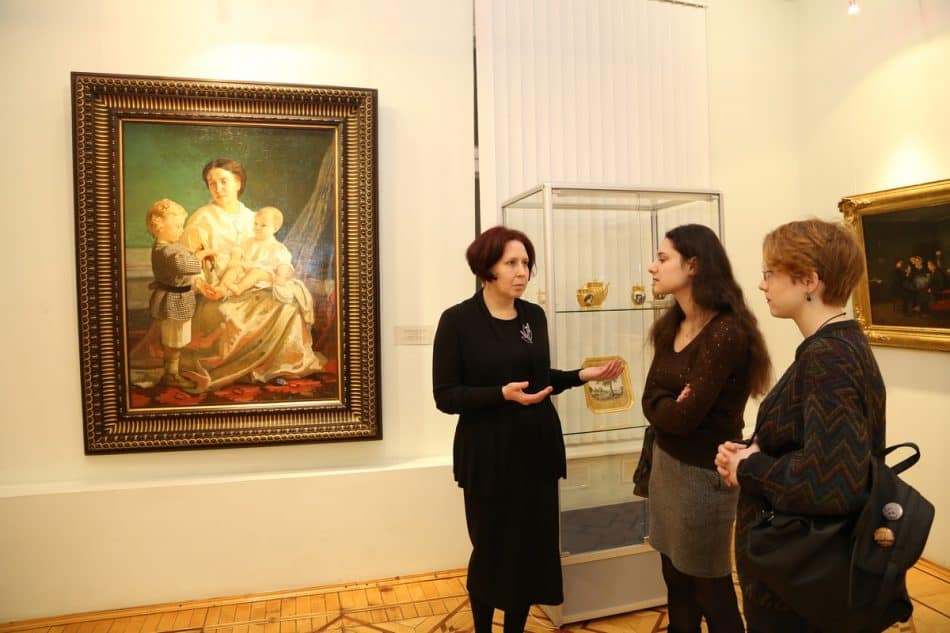 Выставка "Портрет семьи" из ГРМ в Музее изобразительных искусств Карелии. Фото Владимира Ларионова