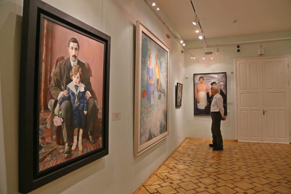 Выставка "Портрет семьи" из ГРМ в Музее изобразительных искусств Карелии. Фото Владимира Ларионова