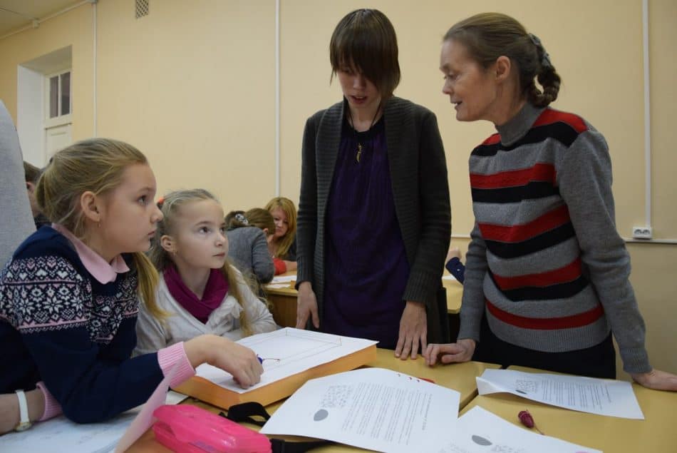 Стоит слева — Анастасия Еннэ, главный помощник преподавателей, бывший кружковец, ныне студентка четвертого курса. Стоит справа - заглянувшая на огонек Елена Евгеньевна Семенова, коллега Елены Кашубы и Елены Белкиной