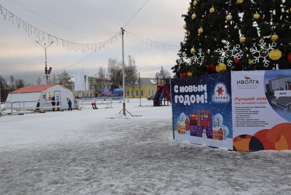 Резиденция Деда Мороза рядом с елкой в центре Петрозаводска