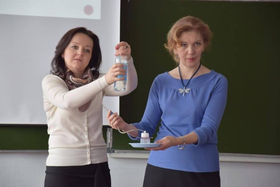 Ирина Марковская (справа) и Елена Кораблева рассказывают об изобретениях своих учеников