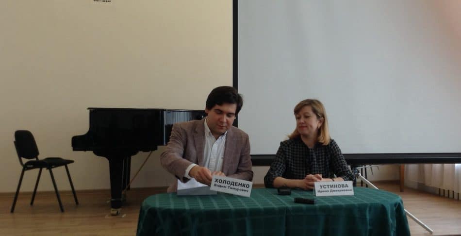 Вадим Холоденко и Ирина Устинова на пресс-конференции в Карельской филармонии