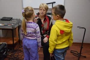 Клара Макарова со своими воспитанниками записывает песню в студии звукозаписи