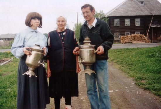 Елена Васильевна Захарова с внуками