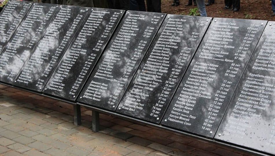 В Карховском лесу недалеко от Новозыбкова 23 сентября 2016 года открыли памятник жертвам холокоста, погибшим во время Великой Отечественной войны. Фото www.bryansk.kp.ru
