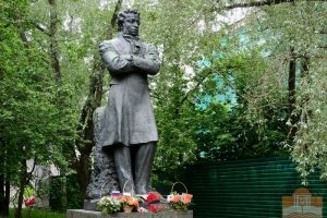 Памятник Александру Пушкину у Национальной библиотеки Карелии