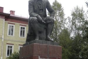Памятник Ломоносову на его родине