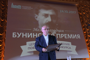 Получать премию, врученную Дмитрию Бакину посмертно, вышел его отец, известный журналист Геннадий Бочаров. Фото: Аркадий Колыбалов