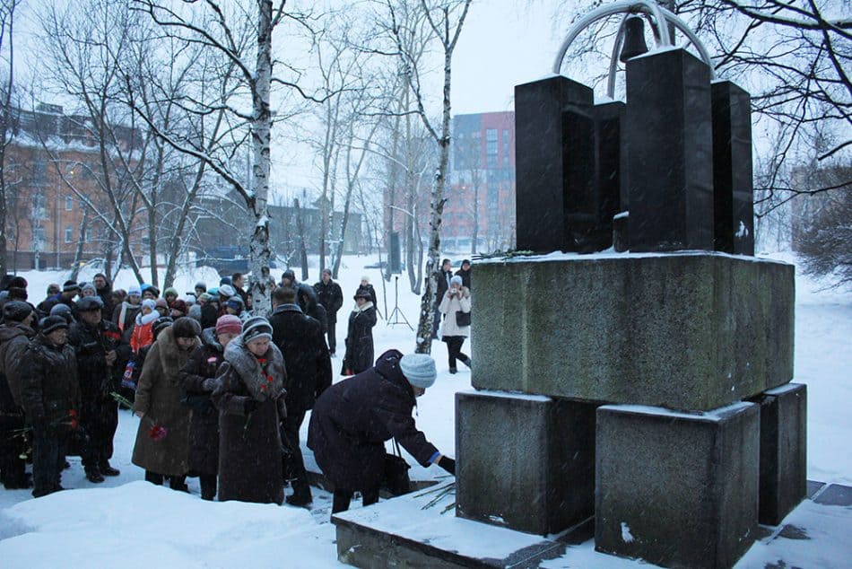 Родители возлагают цветы к памятнику Сынам Карелии, погибшим в Чечне. 11 декабря 2012 г.