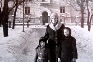 Белла с братом Никитой и подругой тети на фоне своего любимого дома