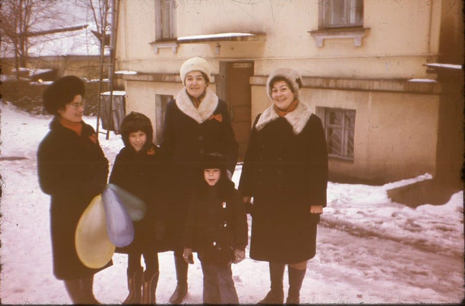 На демонстрацию всей семьей. Во дворе дома