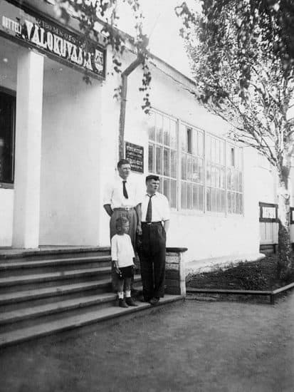 Маленький Миша с дядей у фотоателье. Приблизительно1939 год