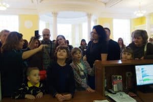 Фоторепортажи очень популярны на сайте. На снимке - первые посетители Национальной библиотеки Карелии, открытой в октябре после реконструкции. Фото Ирины Ларионовой