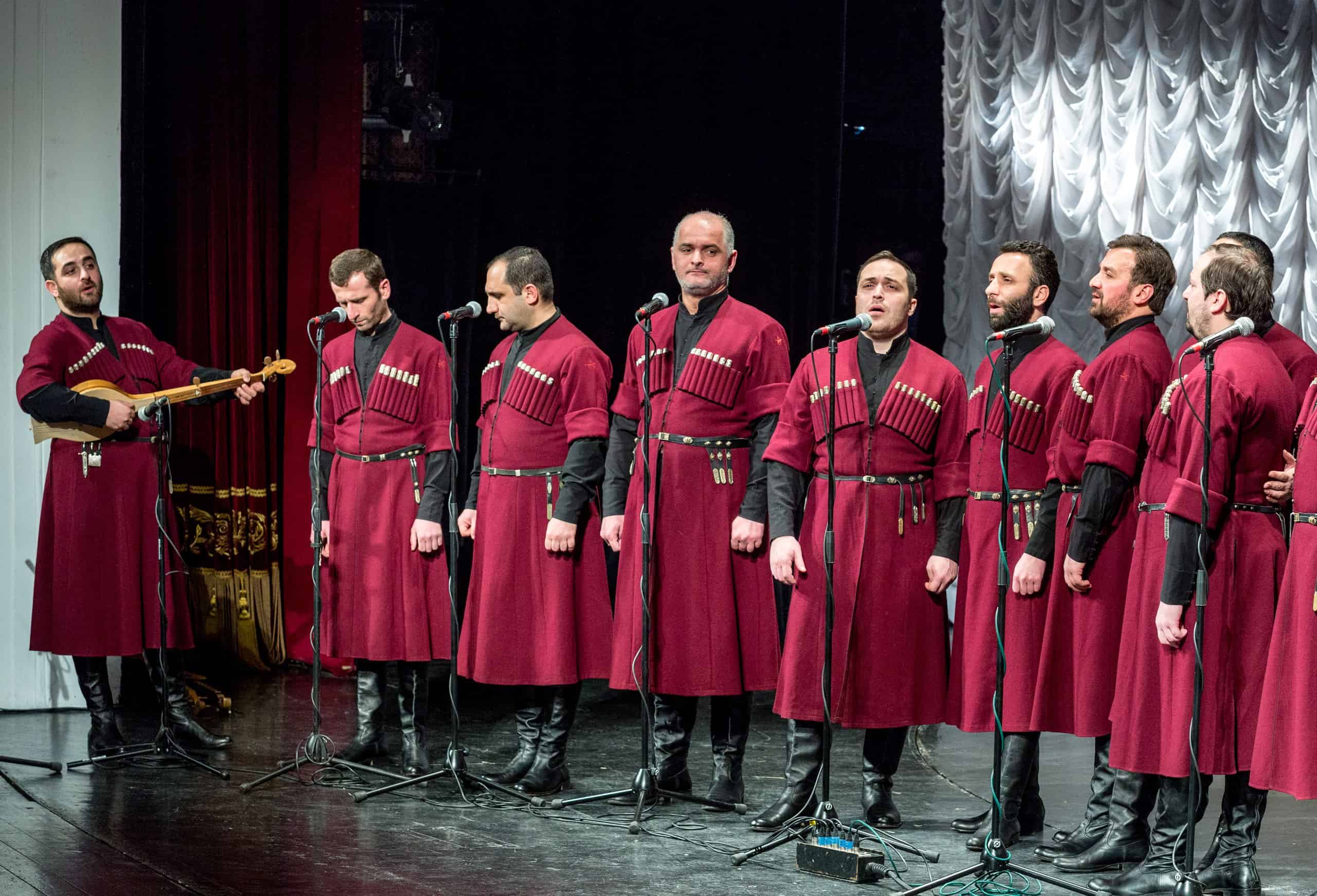 Грузинская песня называется. Хор Басиани Грузия. Патриарший хор Грузии "Басиани". Грузинский народный хор Агниашвили. Сулико Басиани.