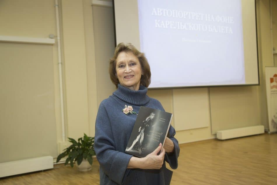 Наталья Гальцина на презентации своей книги в Национальной библиотеке Карелии. Фото Виталия Голубева