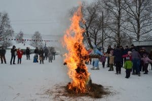 Праздник Широкой Масленицы провели в старинном заонежском селе Великая Губа