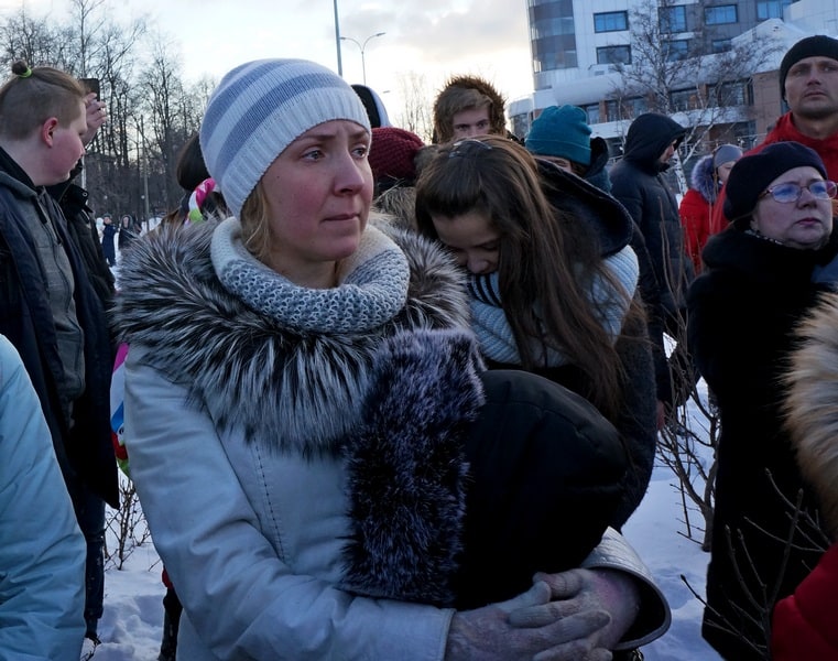 В Петрозаводске на набережной Онежского озера 28 марта почтили память жертв трагедии в Кемерове