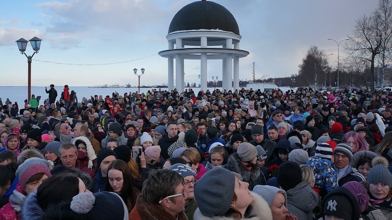 В Петрозаводске на набережной Онежского озера 28 марта почтили память жертв трагедии в Кемерове