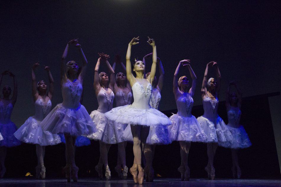 Сцена из балета "Лебединое озеро". Фото: mrteatr.ru
