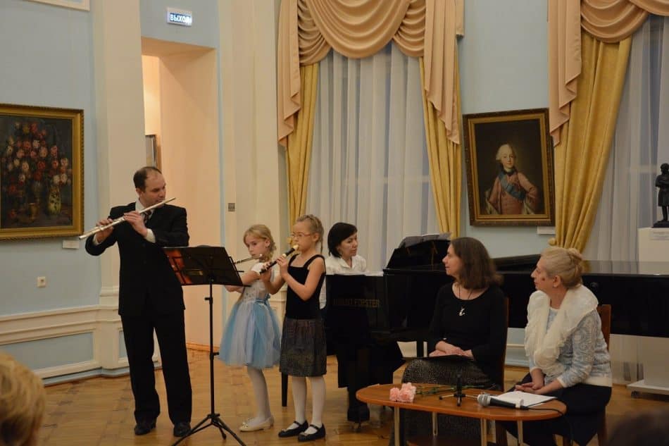 Александр Милицкий с учениками выступает в Музее изобразительных искусств Карелии
