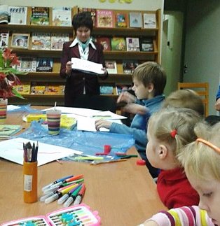 Вера Линькова проводит занятие в студии "Биномка" при Детской библиотеке имени В. Морозова