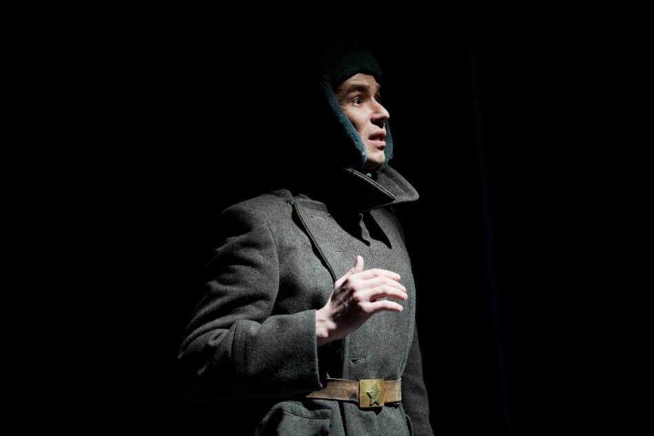 Николай Белошицкий (справа) в спектакле "Баллады о солдатах". Фото театра "Творческая мастерская"