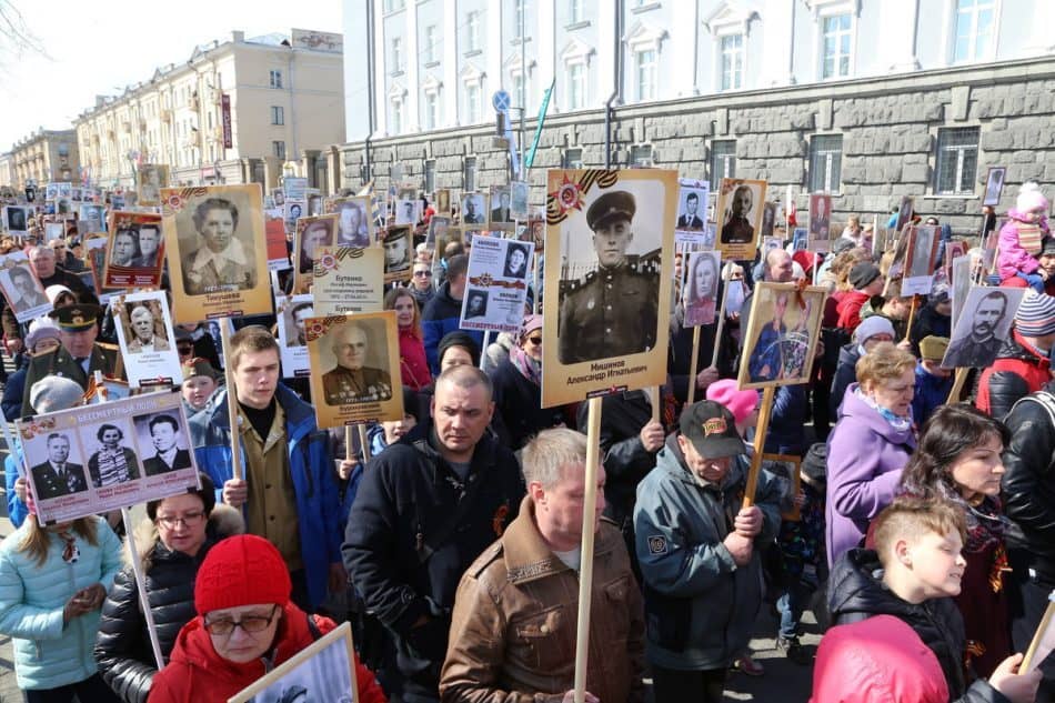 Год назад колонна "Бессмертного полка" собрала в Петрозаводске 17 тысяч человек. Фото Владимира Ларионова