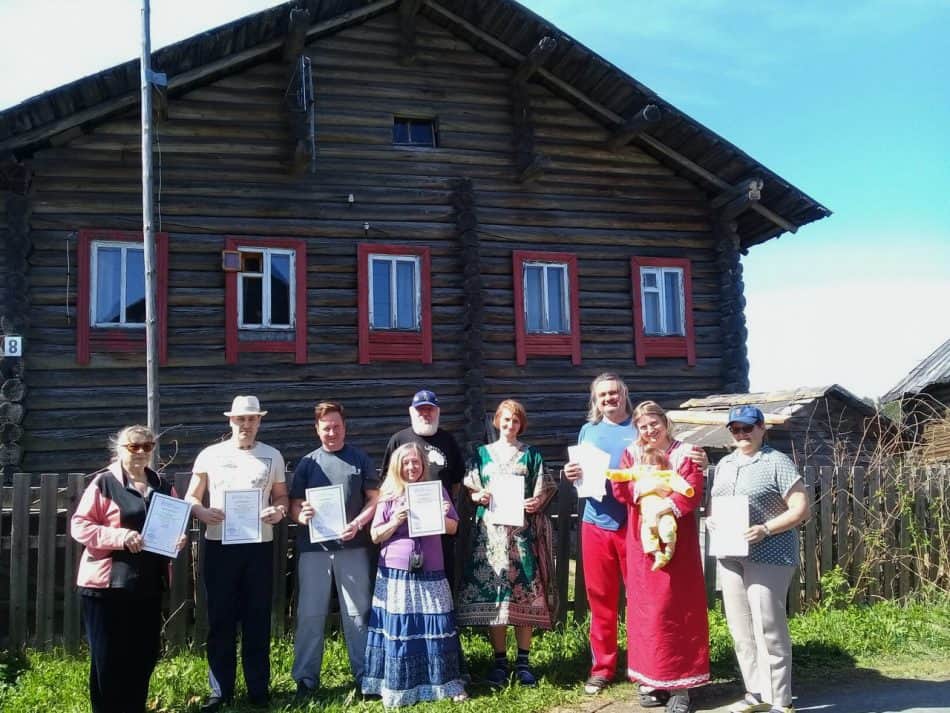 У писательского дома Софиенко в деревне Корза