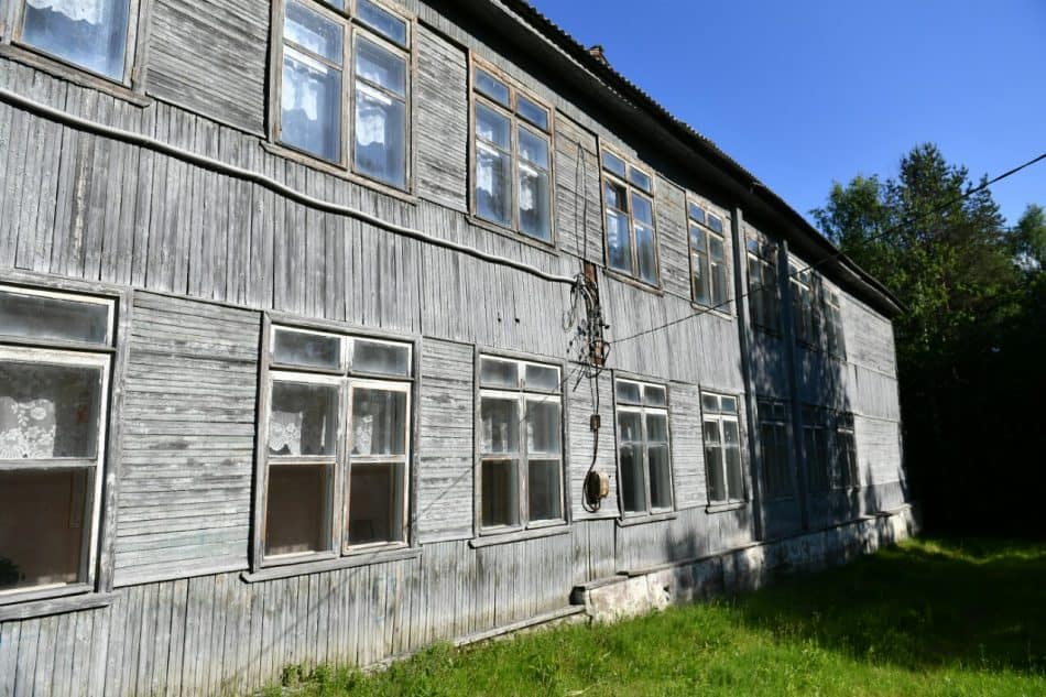 Школа в поселке Деревянка