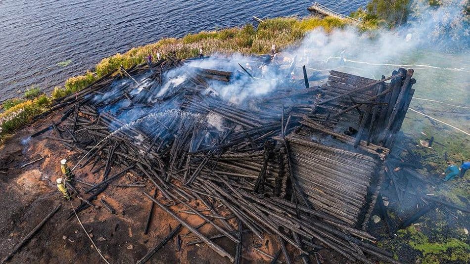 Догорающая Успенская церковь. Фото: Илья Тимин, Коммерсантъ