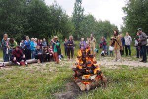 Петрозаводский поэт Леонид Аксентьев написал: «И на поляну эту, может быть, она придет сегодня вместе с нами, заслушаться своими же стихами и незаметно нас благословить».