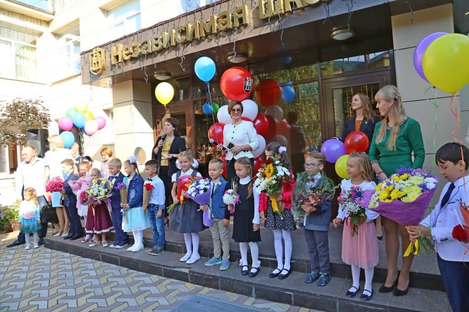 Независимая школа Петрозаводска, 3 сентября 2018 года. Фото Владимира Ларионова