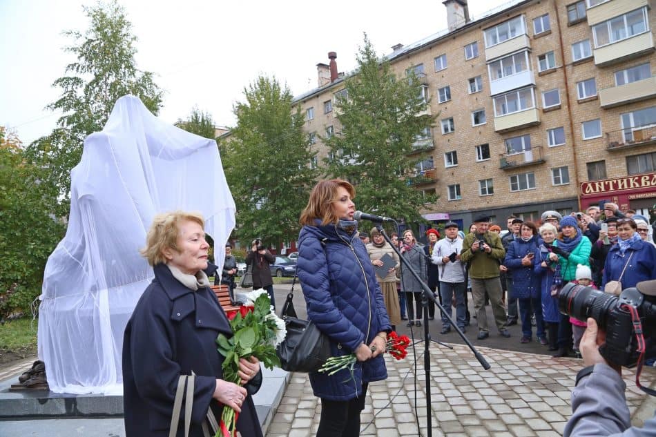 Татьяна Красовицкая (слева) и Екатерина Рождественская выступают перед открытием памятника