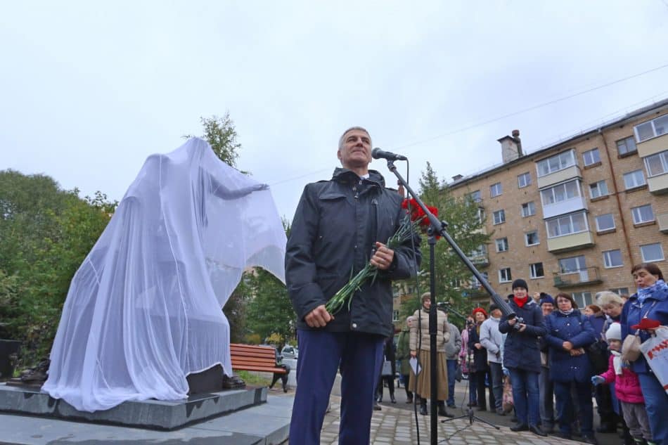 Артур Парфенчиков высказал надежду, что рядом с этим памятником будут собираться молодые поэты и читать стихи. Фото Владимира Ларионова