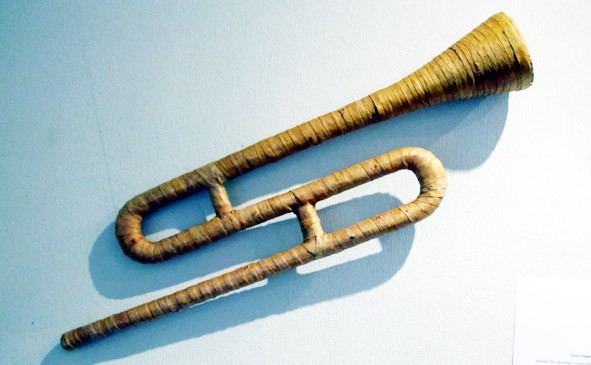 Turu (тюрю) - прямая, без звуковых отверстий, покрытая берестяной обмоткой деревянная труба, - встречалась в Олонецкой Карелии еще в 30-х годах ХХ века