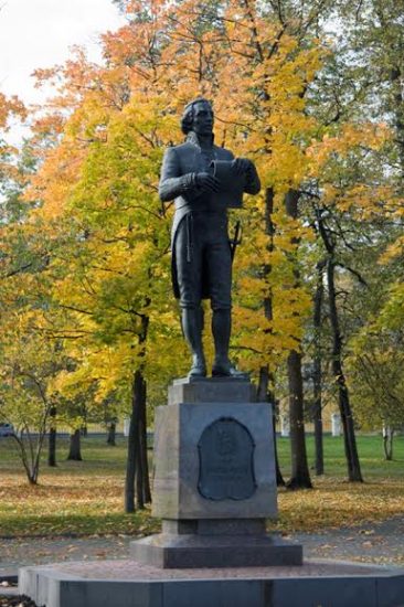 Памятник Державину в Петрозаводске. Фото Валентины Чаженгиной